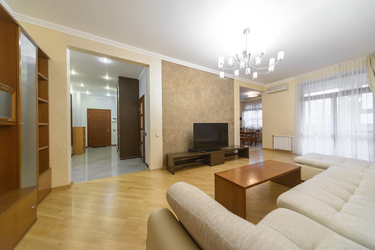 Partner Guest House Shota Rustaveli Киев Екстериор снимка